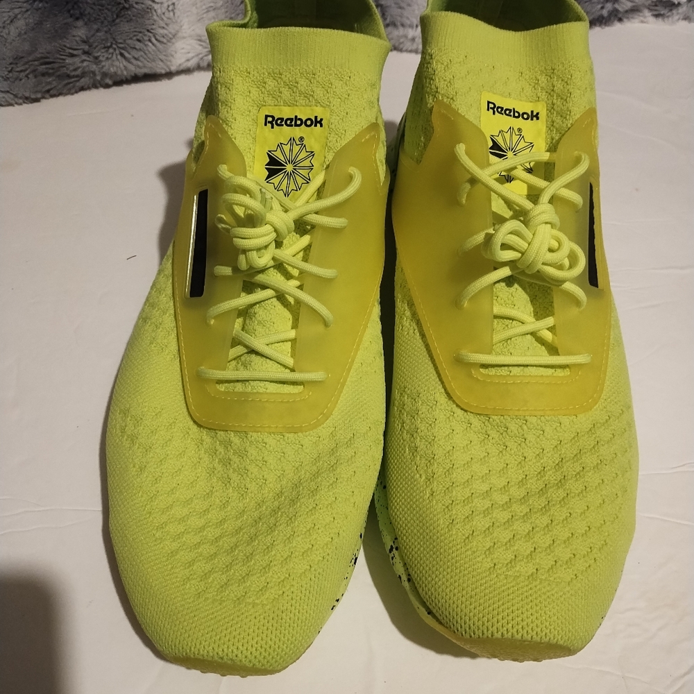 Tennis shoes